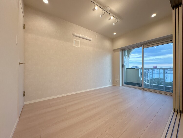 寝室 ベッドも十分に設置するスペースがあります。