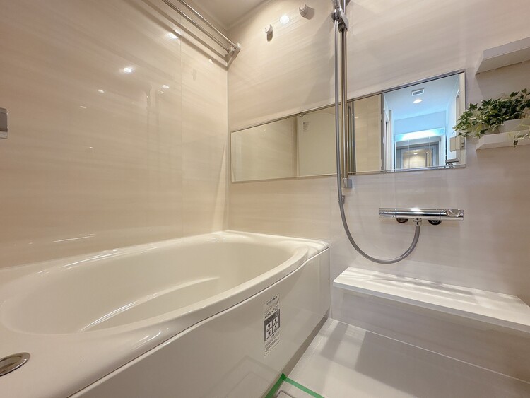 風呂 一日の疲れを癒すバスルームは、心地よいリラックスを叶える清潔感溢れる空間です。