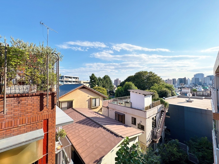 バルコニー 窓を開けると広がる青空。心をリフレッシュして日々を過ごしていきましょう。