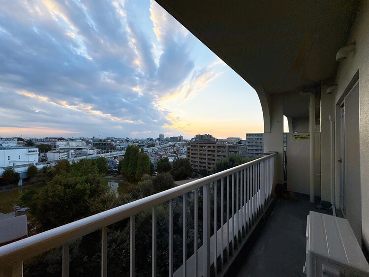 バルコニー 窓を開けると広がる青空。心をリフレッシュして日々を過ごしていきましょう。