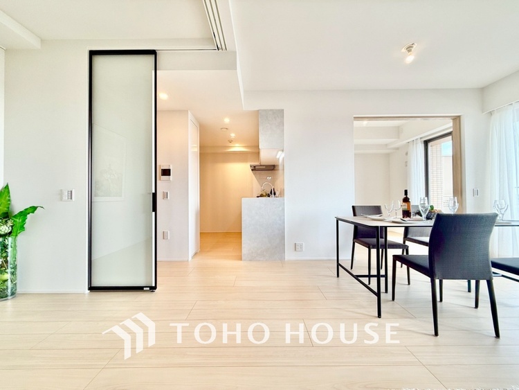 内装 ◆木漏れ日◆の様な採光が優しく足元を照らし、心地いい暮らしの道しるべを写し出す。この空間で過ごす家族との語らいの時間がとても素敵で幸せを感じるかもしれない。