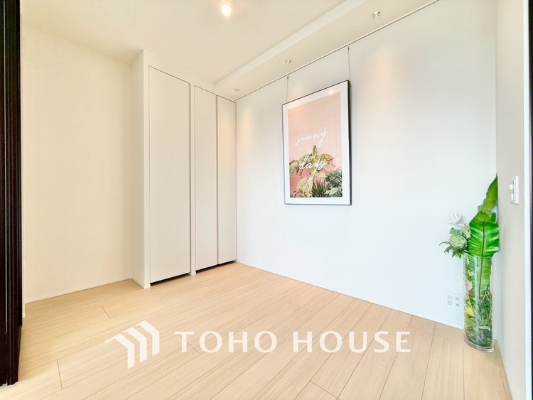 内装 ◆間接照明◆オレンジ色の光が僕達を大人な気分にさせる。静かで優しく語りかけるその光は、今日の終わりを告げてくれ、でも明日にはいい事が必ず来るよ。そんな囁きが聞こえてくる