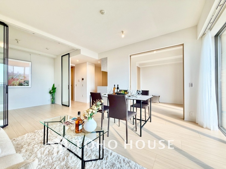 内装 ◆リビング◆たくさんの窓から注ぐ太陽の光。時間の経過とともに光と影のコントラストがこの空間のムードを変え、部屋に変化と温もりをもたらしてくれる。