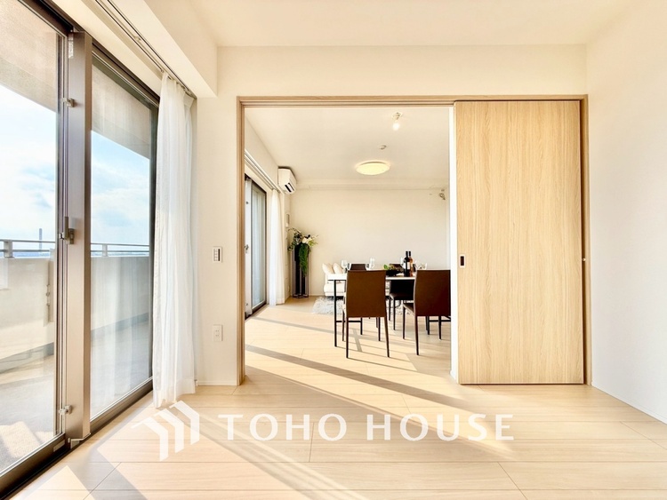 内装 ◆色彩◆この空間に放たれた光は華美なまでに演出されたデザイン。流れる時をより芳醇なコーヒーの様な色彩奏でるアダージョ。そして情景豊かな作品のような暮らしがイメージできる。