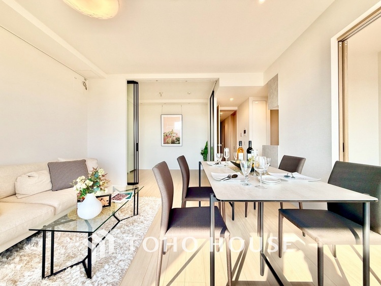 内装 ◆今宵の食卓◆ダウンライトに反射するグラスを眺めながらワインを注ぐ。トクトクと心地いい音をさせながら、フランスの古城を思わせる薫りがたちこめ、とても幸せな時を過ごせる。