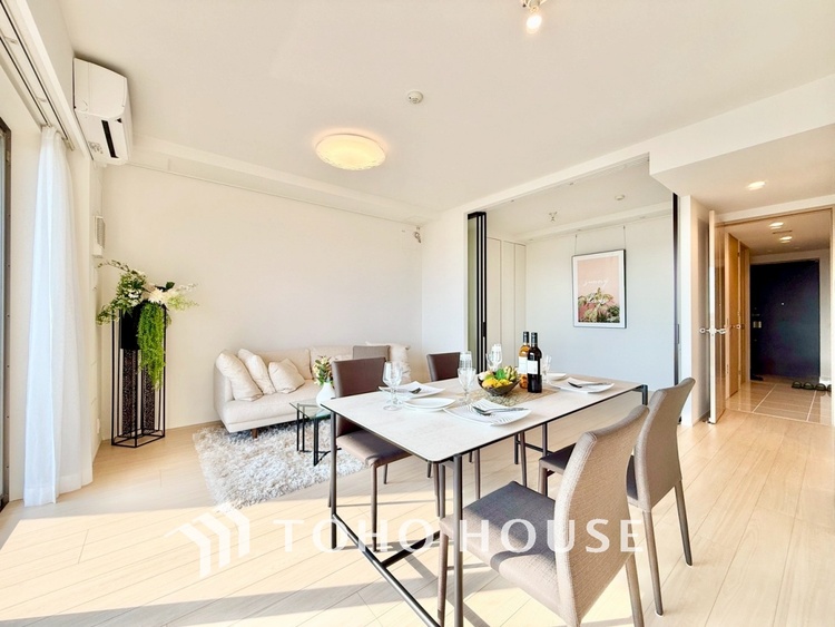 内装 ◆窓を開けると◆冷涼な風、そよぐリビング。だんらんの場所はここから始まり、ここで終わる。家族の笑顔が集う素敵な場所だから、こだわり抜いた思いが詰まっているのだと思う。