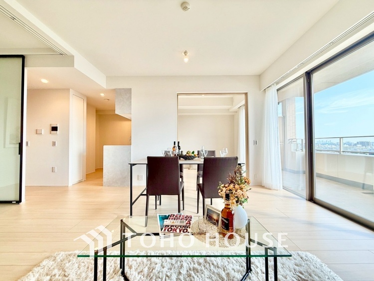 内装 ◆リビング◆そこには目を輝かせ笑顔で見つめてくれる君がいて、「おかえり」の言葉がこだまする。何気ない日々の挨拶は僕にとっては幸せで、同時に君の瞳にも恋している。