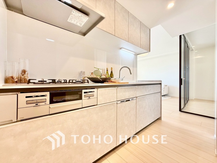 キッチン ◆キッチン◆美しく使いやすいキッチンは油汚れが簡単に拭き取れる素材で加工されており、浄水器シャワーから流す水の音を軽減する静かなシンクを採用。見えないところにさり気ない配慮が嬉しいですね