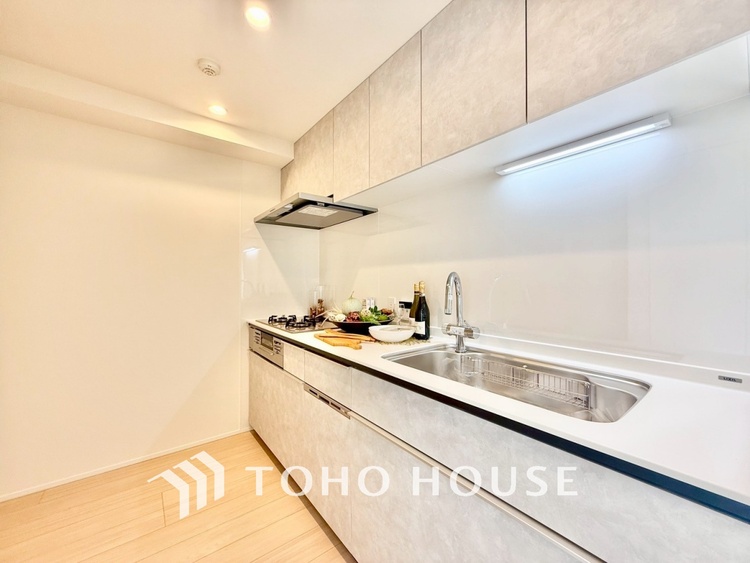 キッチン ◆今宵の食卓◆ダウンライトに反射するグラスを眺めながらワインを注ぐ。トクトクと心地いい音をさせながら、フランスの古城を思わせる薫りがたちこめ、とても幸せな時を過ごせる。