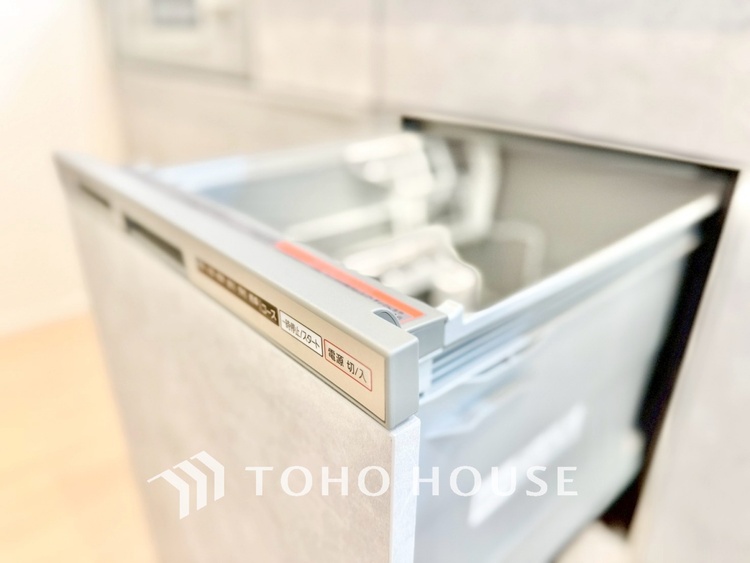 キッチン ◆キッチン◆美味しい料理を作りたくなるような気持にさせてくれる、腕を振るえる自慢のスペース。見上げると柔らかなダウンライトが包み込み、彩りを添えます。艶と光沢のある居心地の良いわが家のキッチン。