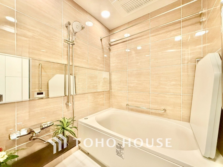 風呂 ◆浴室◆の温もりを感じ、ふわりと寄り添う太陽の妖精たちが自然と僕達を微睡ませる。うとうとしたい訳ではないがそんな時間が嫌いじゃない自分がここにいる。