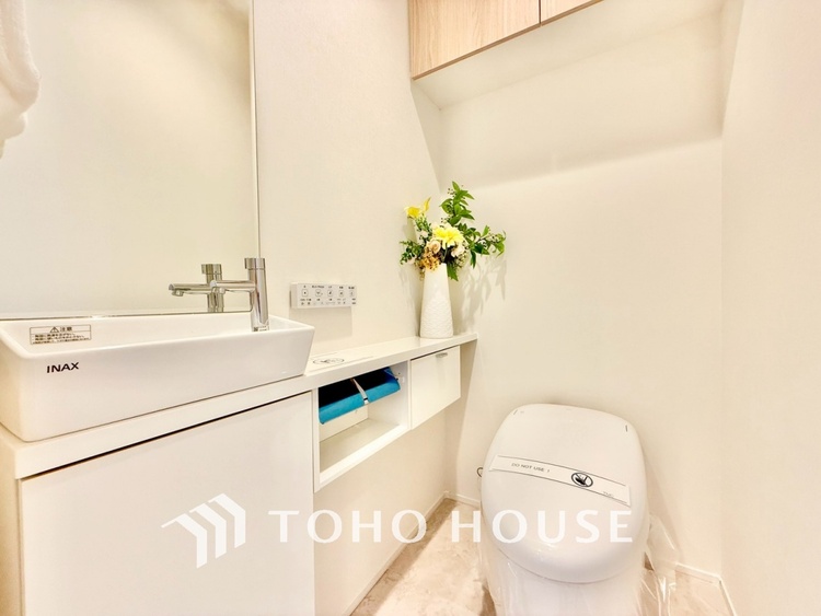 トイレ ◆トイレ◆トイレも全て新品に交換されており、清々しく新生活を始めることができます。白基調の清潔感のある空間に生まれ変わりました。