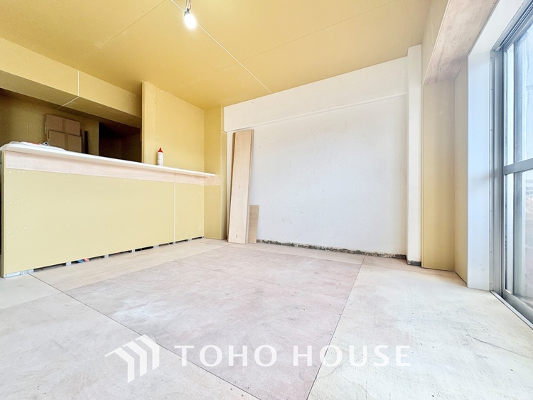 内装 【Living】ここにはみんなが集い、食事と楽しい会話が始まる。話に夢中になりすぎて、ついつい時を忘れ夜半過ぎになってしまう。そんな束の間の幸せを感じさせてくれる場所でありたい。