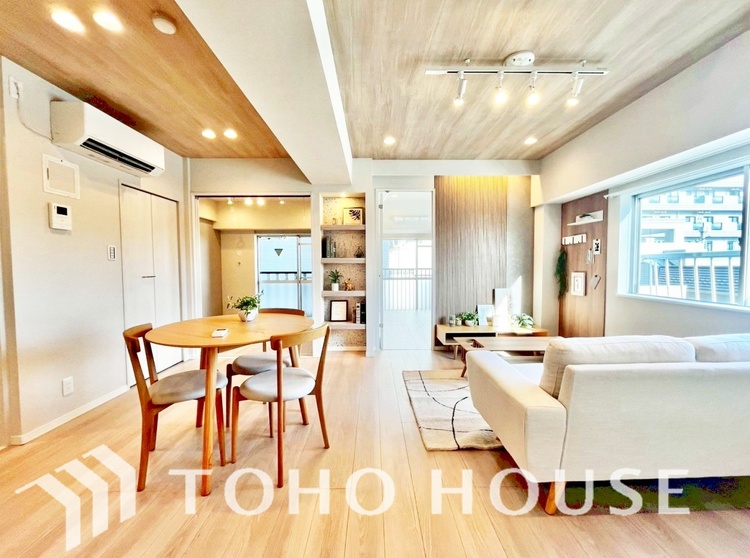 内装 忙しい朝でも、しっかり家族が揃って食事をして頂けるゆとりある大きさのダイニングスペース。