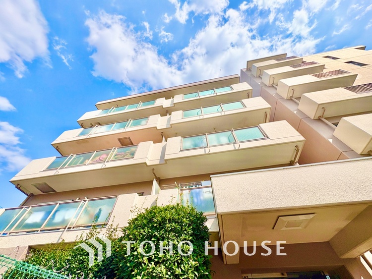 外観 ほんの少しのこだわり。ちょっとした色使いがその家がもつ雰囲気、趣（おもむき）を携え、暮らす家族や訪ねてくる友人・知人に新鮮な香りを運んできます。