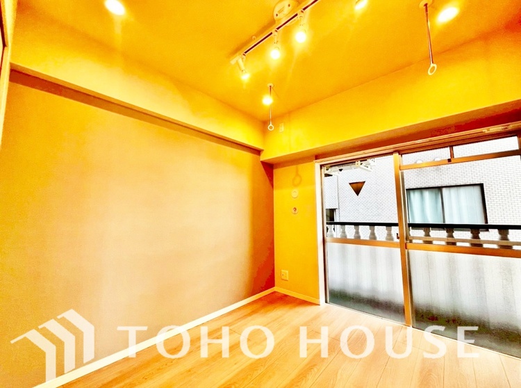 内装 風の通り道。舞い込んでくる風が優しく躍り、室内に爽やかな空気を運んでくる。そこに季節の息吹を感じて、いまがどんな季節なのかを実感する。