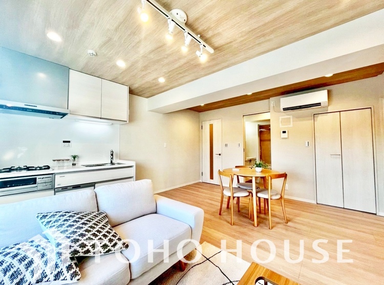 内装 ◆サンサンと◆差し込む太陽の光がこのリビングに笑いをもたらす.