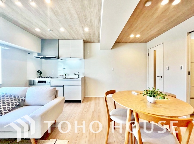 内装 ◆瀟洒な空間◆落ち着きのある彩が見事に調和させた瀟洒な空間を演出。ここに集まる家族の会話と笑顔が絶え間なく続く幸せな空間。