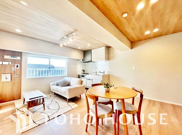 内装 ここはみんなが集い、食事と楽しい会話が始まる場所。話に夢中になりすぎて、ついつい時を忘れ、夜半過ぎになってしまう。そんな束の間の幸せを感じさせてくれます。