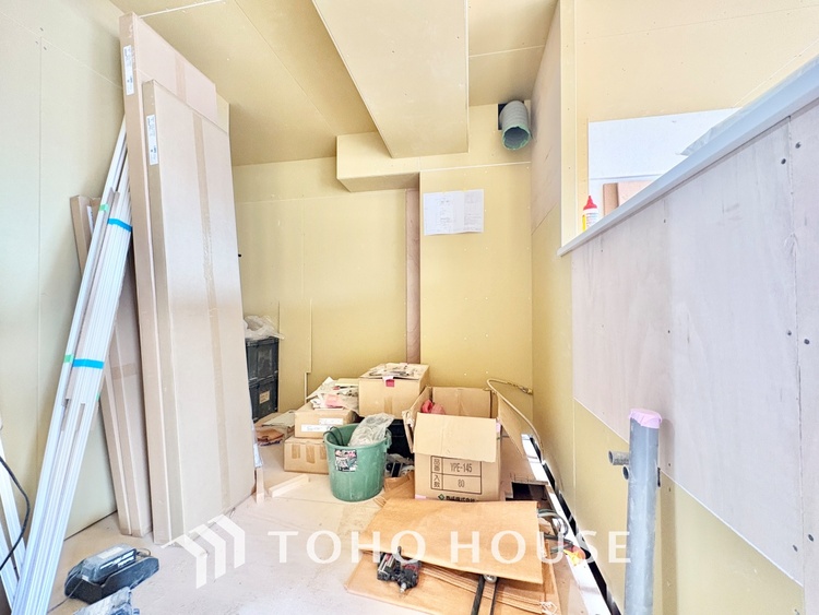 キッチン 【Kitchen】調理しながらもご家族のお顔が見れるカウンターキッチン。ついつい料理中お子様の様子が気になるもの。安心してお料理に取り組んでいただけます。会話だって自然とはずむはず。