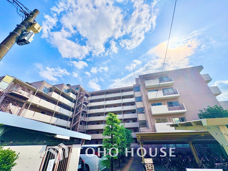 キッチン ほんの少しのこだわり。ちょっとした色使いがその家がもつ雰囲気、趣（おもむき）を携え、暮らす家族や訪ねてくる友人・知人に新鮮な香りを運んできます。