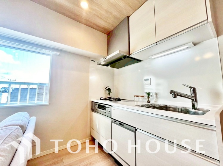 キッチン 手元の収納から、足元の収納までが全てスライド式で、奥のスペースまで有効に活用できます。奥まで上から見渡せるので、たまにしか使わない調理器具もサッと取出せます。