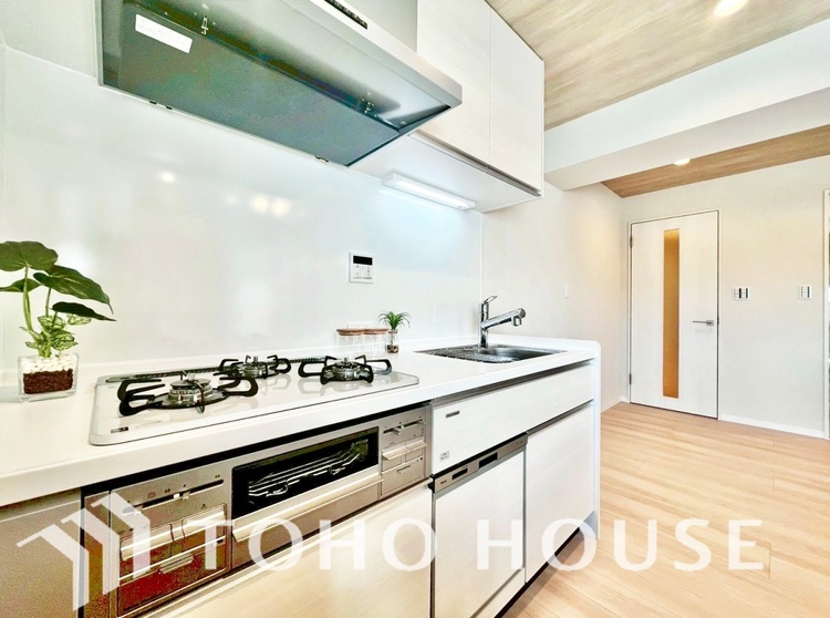 キッチン ◆愛育◆キッチンは家族の絆を育む大切な空間。シンプルで使い易いSystemKitchenで愉しく作る料理は愛情のある美味しいご馳走に。家族で使える広々としたダイニングキッチンです。