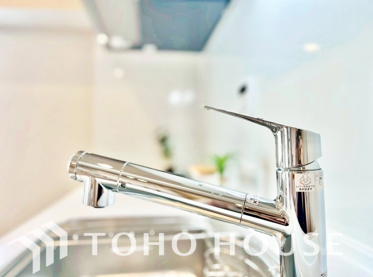 キッチン 広々としたキッチンのシンクは、料理の準備と片付けを楽にし、使いやすさを最大限に引き立てます。