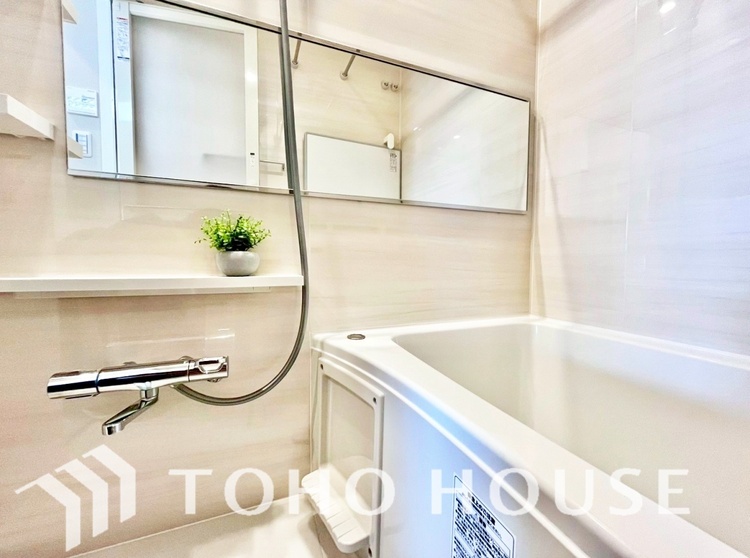 風呂 【浴室】《一日の疲れを落としてくれる場所は、落ち着く場所でなければならない》　高級感溢れるカラーと大きさ・柔らかな曲線で構成された半身浴も楽しめるバスタブが心地よさをもたらします。