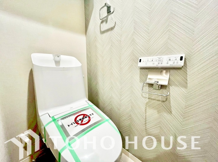 トイレ 清潔感あるホワイト調のクロスと温もり溢れるモダンカラーの床材が見事に調和した本邸宅は、毎日の生活を少しでも快適に過ごして頂ける様に落ち着いた雰囲気作りから行っています。