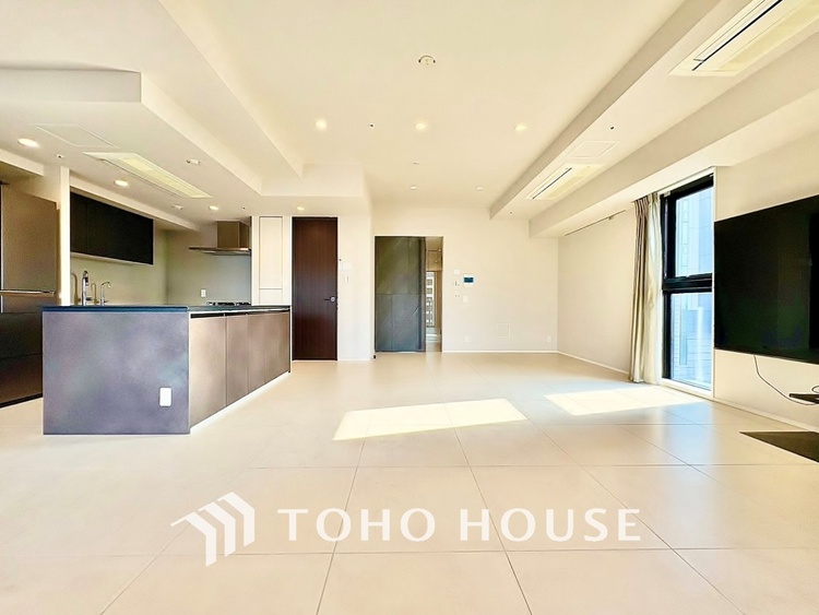 内装 太陽光をたくさん感じながら、明るく豊かな暮らしを約束する住まい。四季の移ろいを感じながら過ごす毎日。なんとなく幸せ。