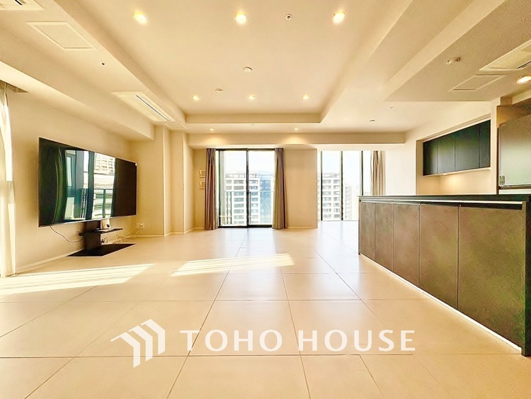 内装 窓をあけると通り抜ける風。清々しく心地よいそよ風が、この空間を涼やかに。風通しの良さは人にとっても家にとっても健康的で気持ちいいもの。