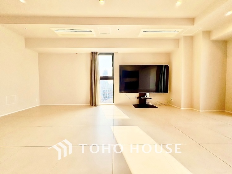 内装 叶えたかったのは落ち着きのあるナチュラルな風合い。そして開放感があるリビング。優雅な気分に浸れる幸せな時間をこの空間で。