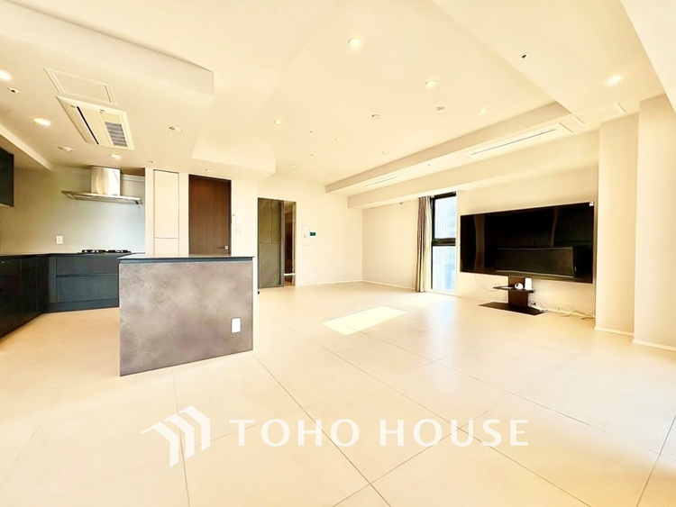 内装 太陽の光をスマートにリビングへ。時によって変化をもたらす採光。朝は目覚め、昼は安らぎ、そして夕時は温もりを。