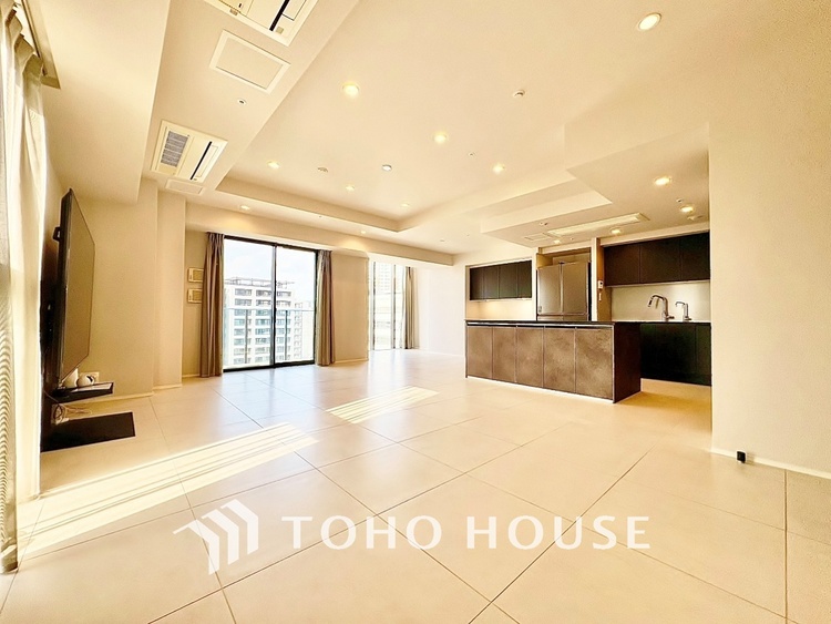 内装 太陽光をたくさん感じながら、明るく豊かな暮らしを約束する住まい。四季の移ろいを感じながら、我が子の成長を見守る。そんな家がここに。