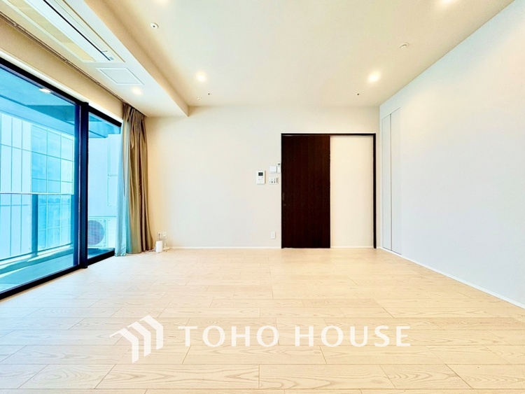 内装 プライベートルームでは静かに時を過ごしたい。読書をして、物思いにふける。光りに満たされた安らぎの空間。