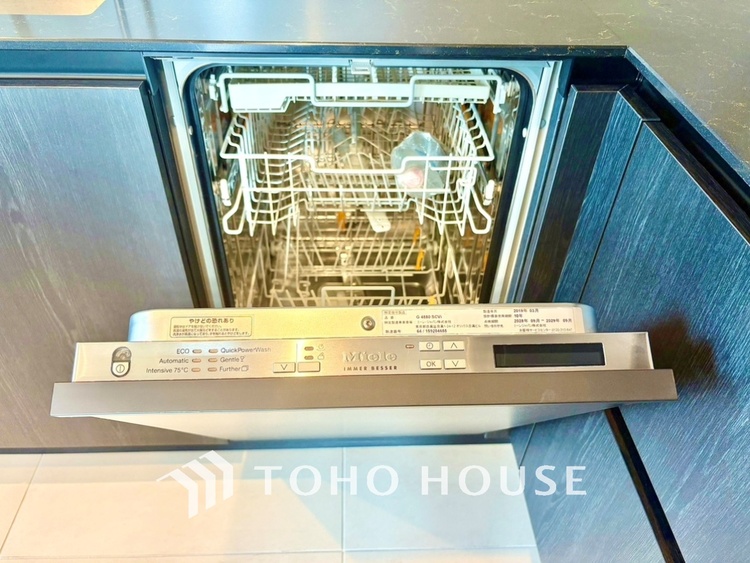 キッチン 家事の最も強い味方の一つ・・ビルトイン型の食器洗浄乾燥機。手洗いでは落ちない汚れも高温・高圧ですっきり。大幅な時短になるのが嬉しい。