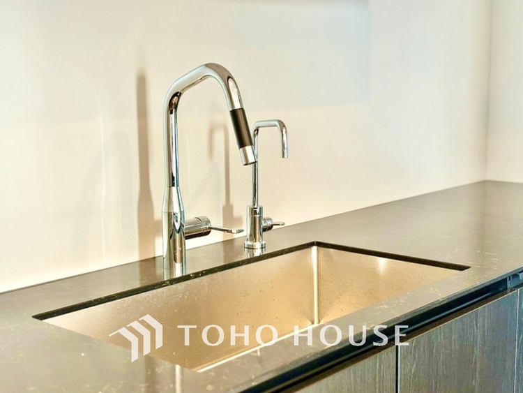 キッチン 浄水器内蔵・可動式のシャワーヘッド。水はねや大きな洗い物も計算したシンク。システムキッチンは家事をずっと楽にしてくれる。