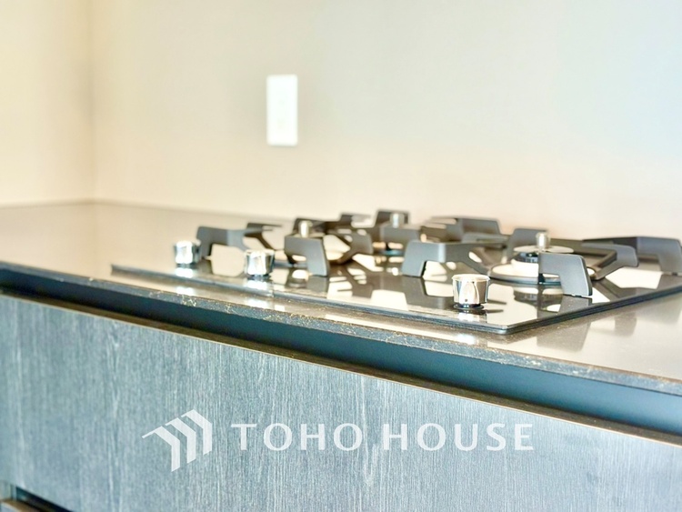 キッチン 可能な限り余計なものを省いた3口コンロ。美しさと機能性を兼ね備えたスタイルはきっと何年もあなたの味方です。