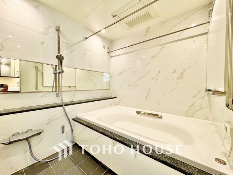 風呂 光に照らし出されたバスルーム。適度な湿度と静かに揺れる眼前の水面。広い浴槽にゆっくりと身を沈め深く瞑想をすれば、明日への新たな活力が膨らんでくる。