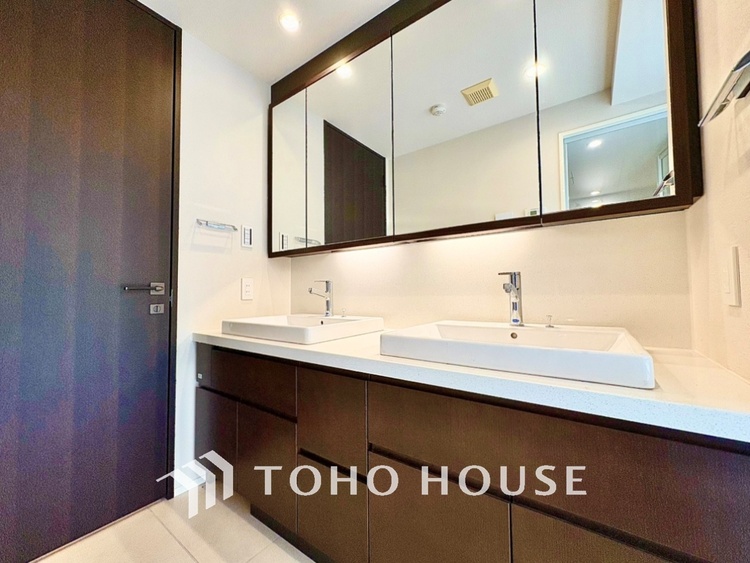 洗面 【Wash basin】十分な大きさの洗面台は収納力大。身だしなみチェックや歯磨きなど、朝の慌ただしい時間でも余裕とゆとりを感じられる。