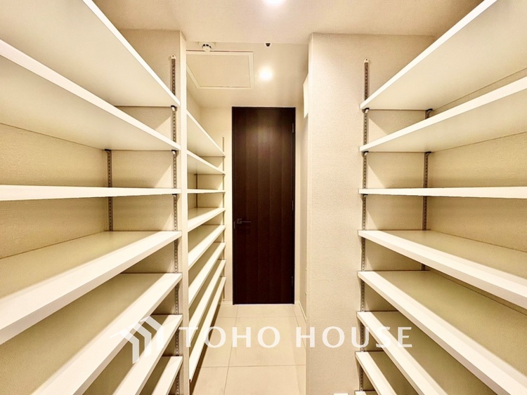 収納 壁一面の収納は、すっきりとした空間をもたらす。清潔感のあるスペースは「ただいま」の瞬間からくつろぎのスイッチを入れる。