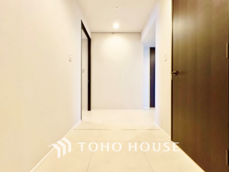 玄関 真っ直ぐに行く。新たな生活へ。これから歩むその一足がまた新たな道となる。