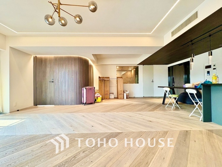 内装 太陽光をたくさん感じながら、明るく豊かな暮らしを約束する住まい。四季の移ろいを感じながら過ごす毎日。なんとなく幸せ。