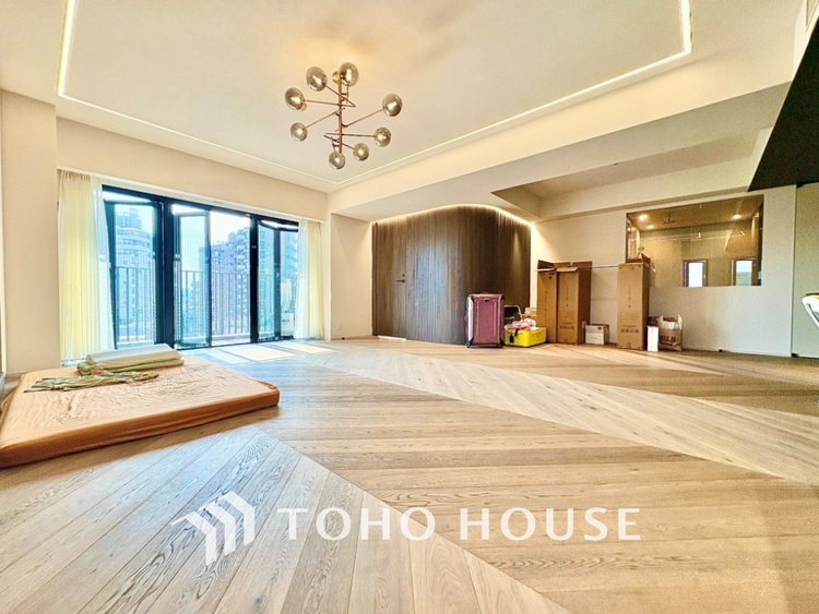 内装 窓をあけると通り抜ける風。清々しく心地よいそよ風が、この空間を涼やかに。風通しの良さは人にとっても家にとっても健康的で気持ちいいもの。