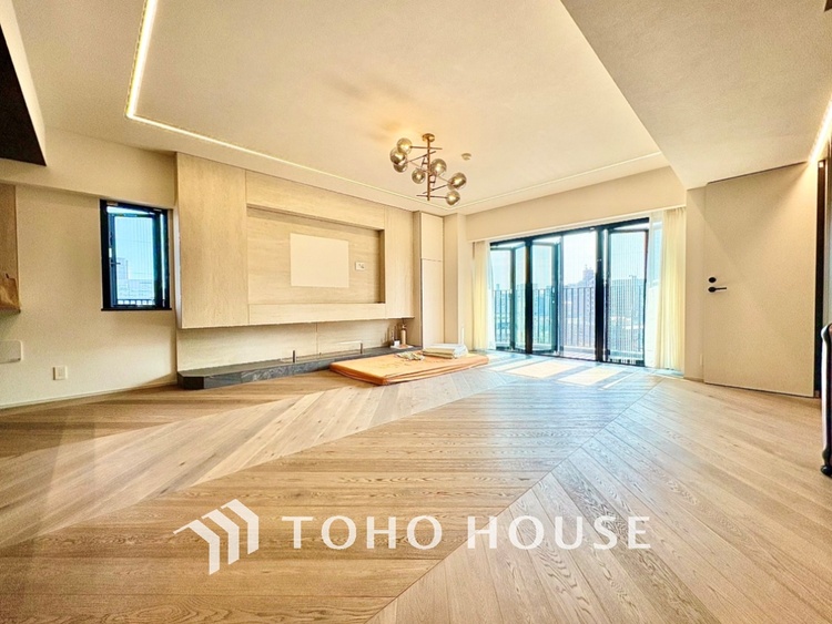 内装 叶えたかったのは落ち着きのあるナチュラルな風合い。そして開放感があるリビング。優雅な気分に浸れる幸せな時間をこの空間で。