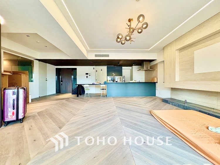 内装 太陽の光をスマートにリビングへ。時によって変化をもたらす採光。朝は目覚め、昼は安らぎ、そして夕時は温もりを。