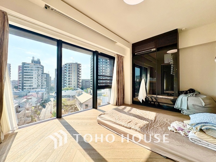 内装 プライベートルームでは静かに時を過ごしたい。読書をして、物思いにふける。光りに満たされた安らぎの空間。