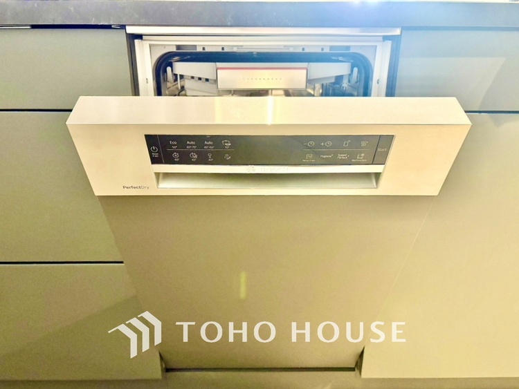 キッチン 家事の最も強い味方の一つ・・ビルトイン型の食器洗浄乾燥機。手洗いでは落ちない汚れも高温・高圧ですっきり。大幅な時短になるのが嬉しい。