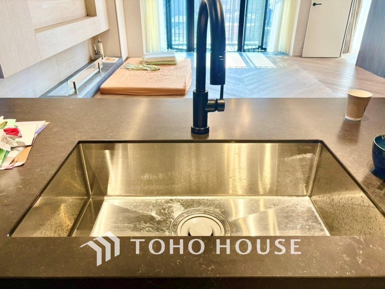 キッチン 浄水器内蔵・可動式のシャワーヘッド。水はねや大きな洗い物も計算したシンク。システムキッチンは家事をずっと楽にしてくれる。